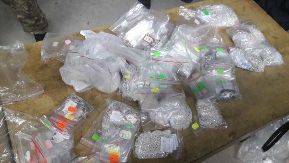 Украинцы пытались вывезти в Россию крупную партию ювелирных изделий из серебра