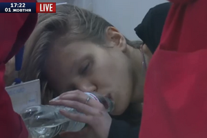 Подозреваемая Вита Заверуха во время заседания лежит на скамье, ее поят водой