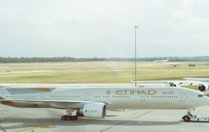 Самолет Etihad Airways совершил экстренную посадку из-за отказавшего двигателя