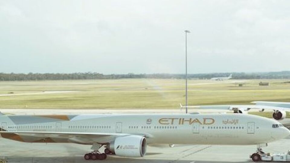 Самолет Etihad Airways совершил экстренную посадку из-за отказавшего двигателя