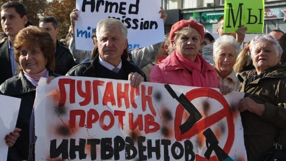 В Луганске 17 тыс. человек митинговали против вооруженной миссии ОБСЕ. Фоторепортаж