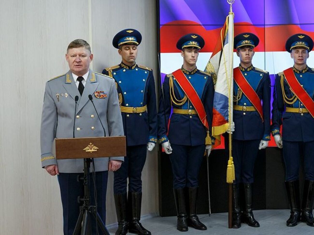 Сердюков назначен командующим ВДВ РФ указом президента от 4 октября