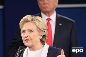 Зрители посчитали, что Дональд Трамп "затаился" за спиной Хиллари Клинтон