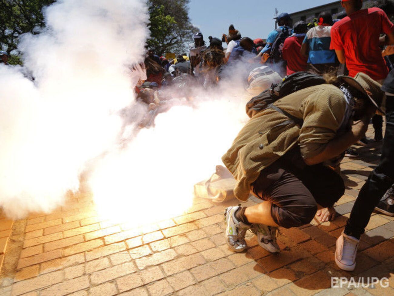 В Южной Африке студенты университета Витватерсранда уже несколько недель требуют от правительства не повышать стоимость образования
