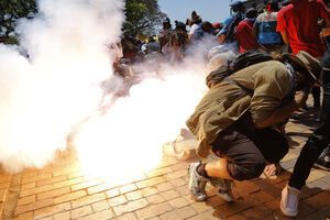 В Южной Африке студенты университета Витватерсранда уже несколько недель требуют от правительства не повышать стоимость образования