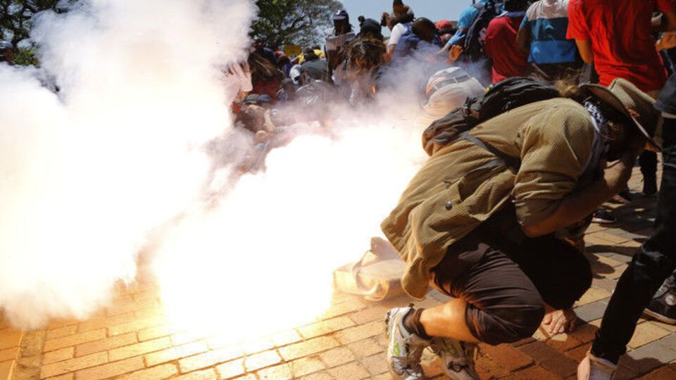 В Южной Африке студенты университета Витватерсранда уже несколько недель требуют от правительства не повышать стоимость образования