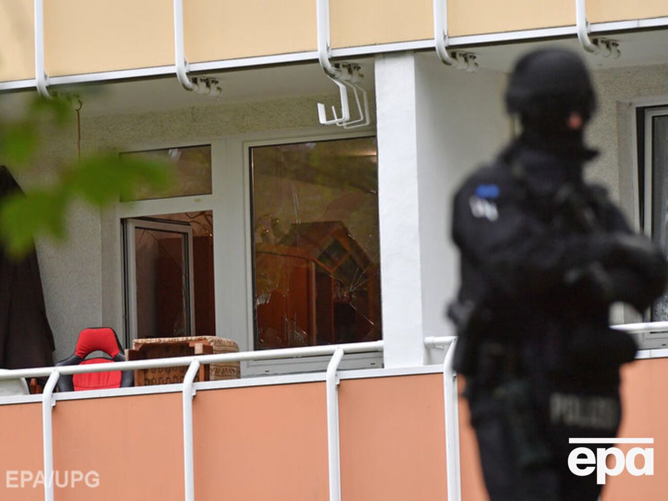 Сотрудник спецподразделения немецкой полиции возле дома, где жил аль-Бакр