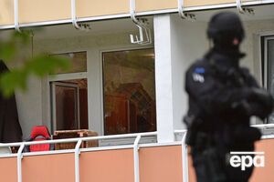 Сотрудник спецподразделения немецкой полиции возле дома, где жил аль-Бакр