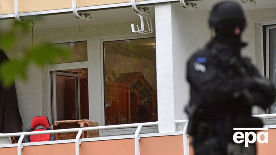 Сотрудник спецподразделения немецкой полиции возле дома, где жил аль-Бакр