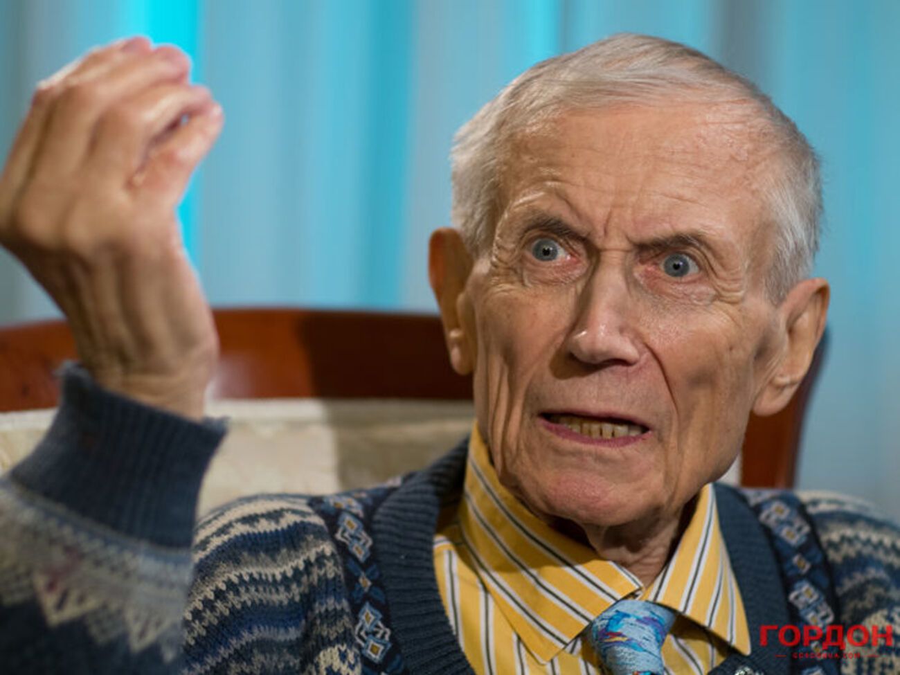 Евгений Евтушенко настаивает, что обе страны рассорили политики, думающие только о переизбрании, и единственное будущее, за которое стоит бороться &ndash; братство всех народов