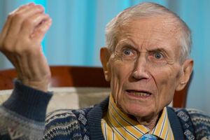 Евгений Евтушенко настаивает, что обе страны рассорили политики, думающие только о переизбрании, и единственное будущее, за которое стоит бороться – братство всех народов