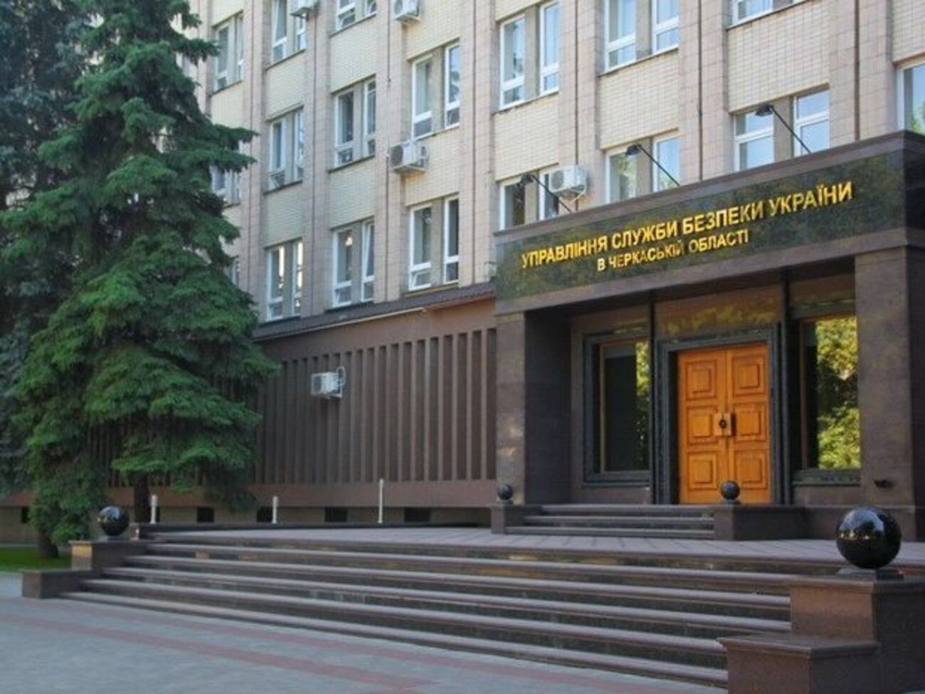 Предприниматели должны были заменить дорожное покрытие в селе Белозерье