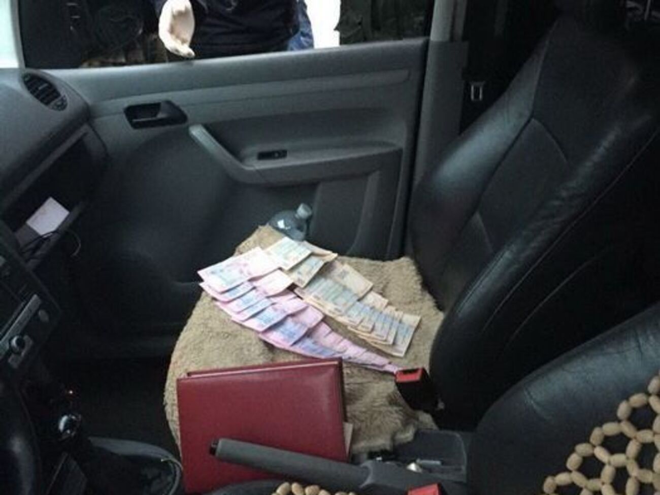 СБУ: Полицейского задержали при получении части взятки