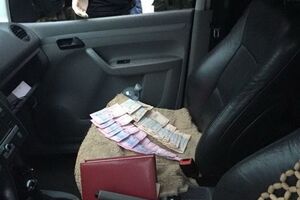 СБУ: Полицейского задержали при получении части взятки