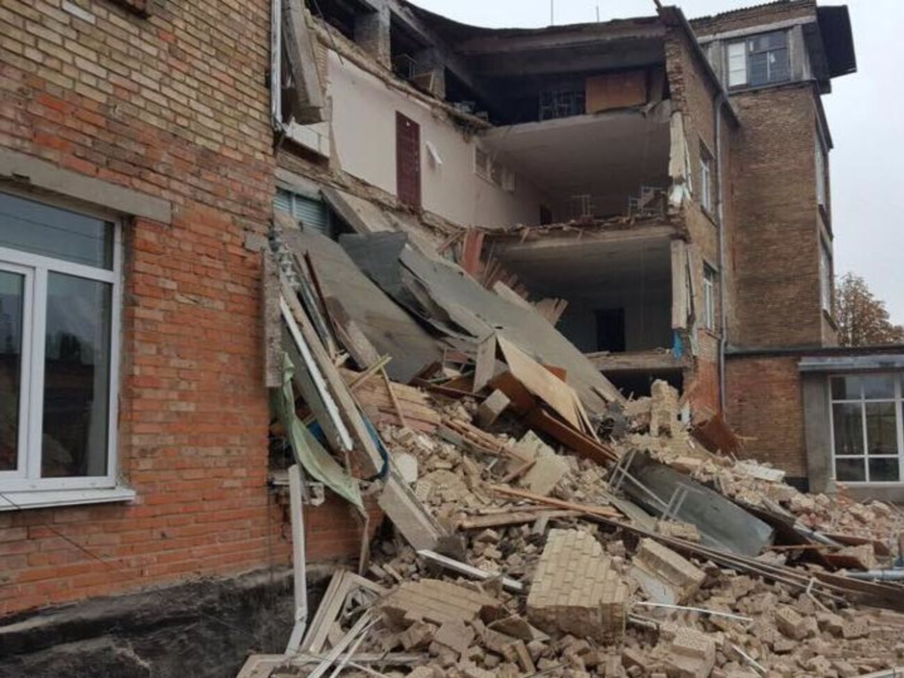 В школе обрушилась фасадная стена и перекрытия