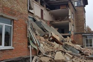 В школе обрушилась фасадная стена и перекрытия