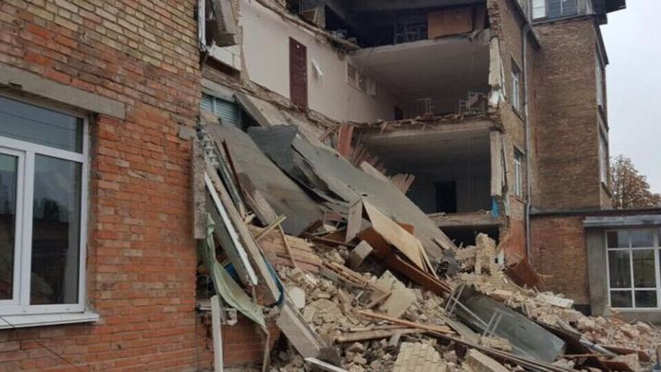 В школе обрушилась фасадная стена и перекрытия