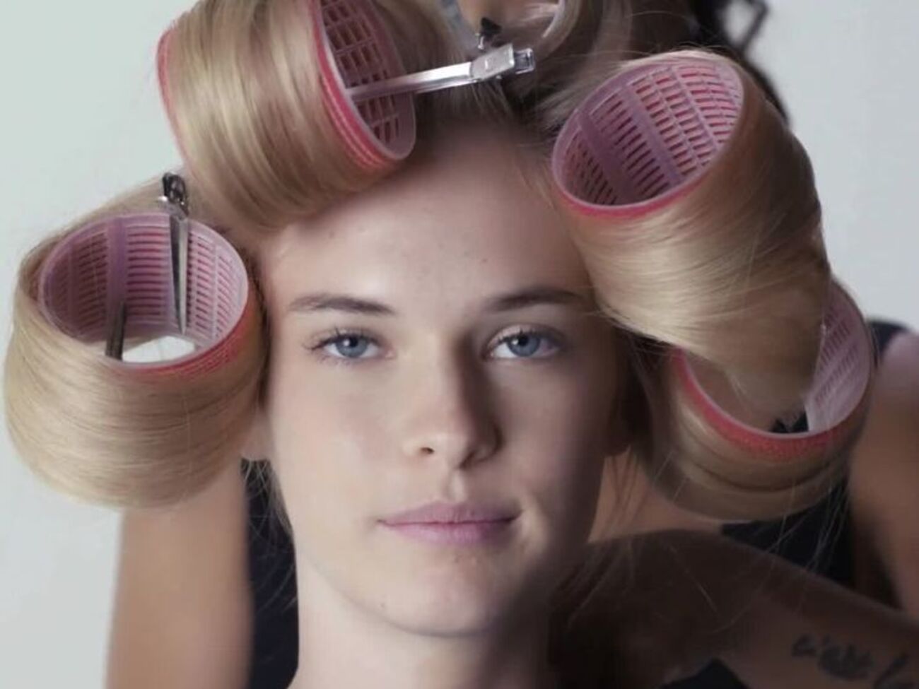 В видео показали челки разной длины и формы, а также варианты укладок