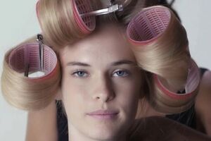 В видео показали челки разной длины и формы, а также варианты укладок