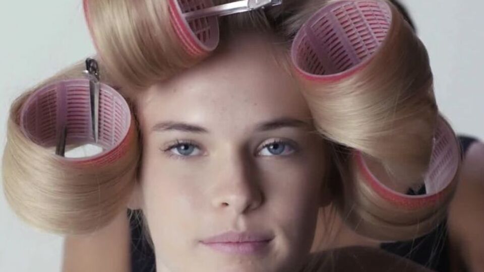 В видео показали челки разной длины и формы, а также варианты укладок