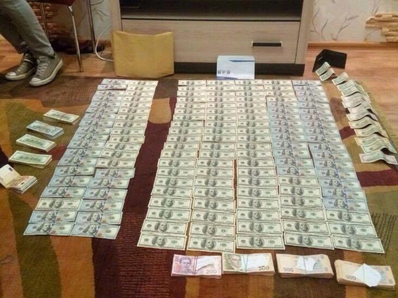 В доме судьи нашли крупную сумму наличными