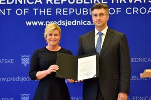 Президент Грабар-Китарович вручила Пленковичу мандат на формирование правительства