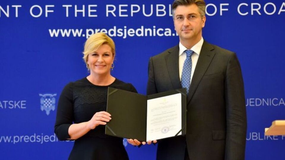Президент Грабар-Китарович вручила Пленковичу мандат на формирование правительства