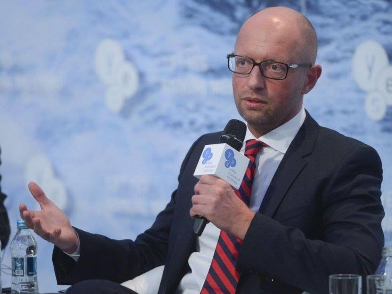 Яценюк призвал ввести визовый режим с РФ