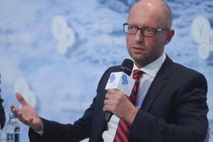 Яценюк призвал ввести визовый режим с РФ