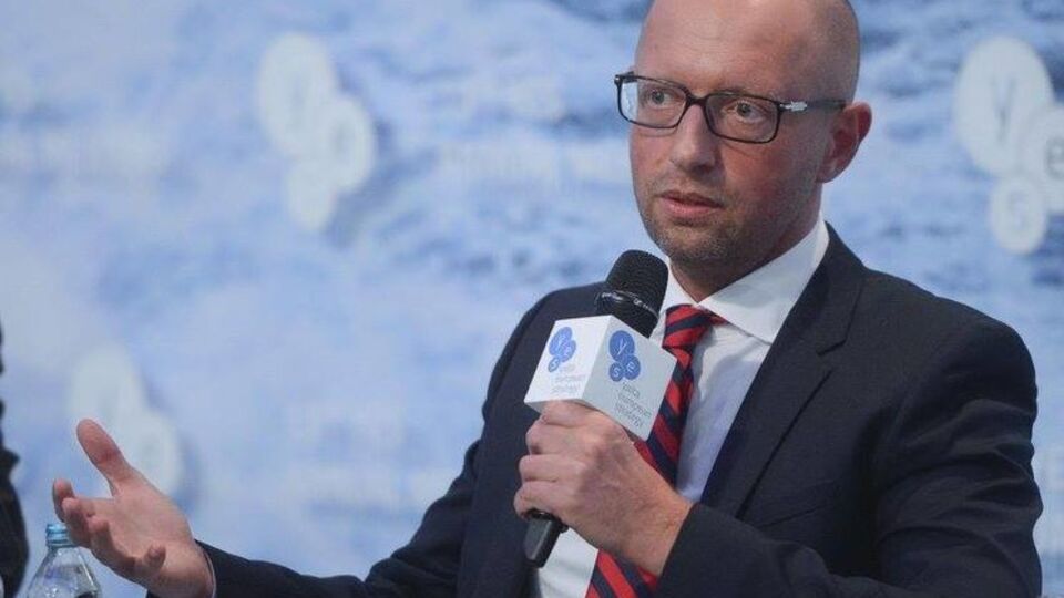 Яценюк призвал ввести визовый режим с РФ