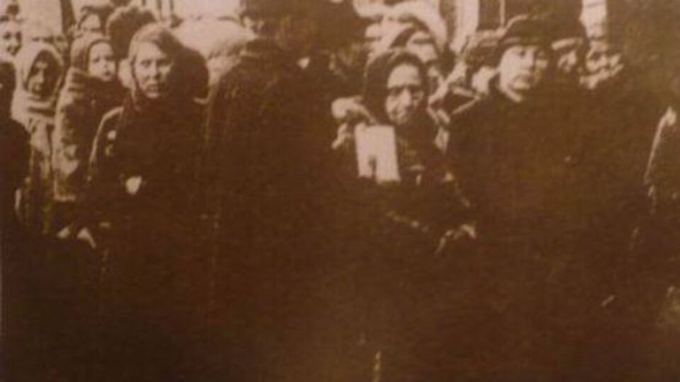 Хорошунова: Девятого числа отдали немцы очередной "исторический" приказ: все женщины города Киева в возрасте от 16 до 45 лет, не имеющие детей до 16 лет, обязаны явиться на пункт по набору рабочей силы