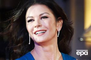 Зета-Джонс поделилась семейным фото