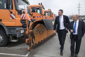 Виталий Кличко с Райнером Бомбой осмотрели в таможенном терминале прибывшую технику