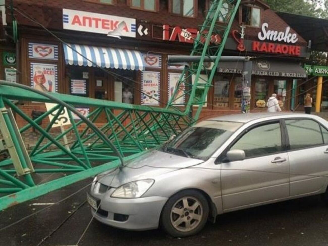 Сильный ветер в Одессе повалил строительный кран