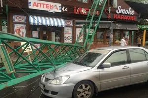 Сильный ветер в Одессе повалил строительный кран