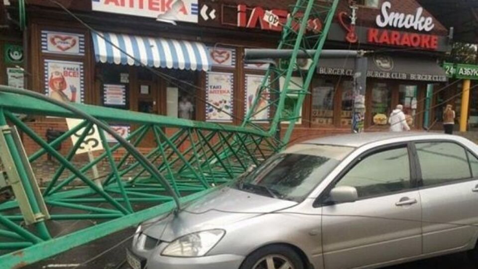 Сильный ветер в Одессе повалил строительный кран