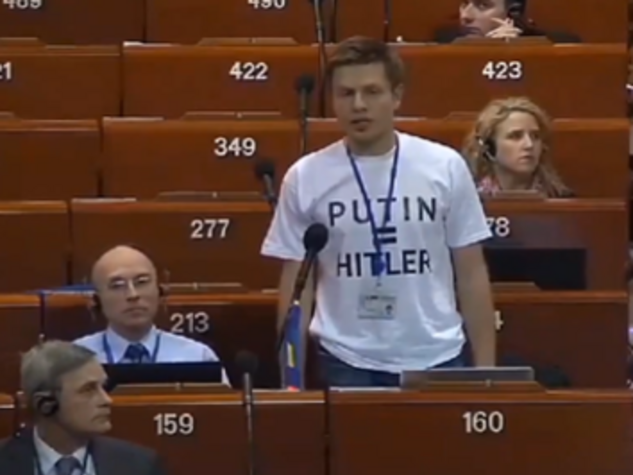 В 2014 году Гончаренко ходил в футболке с фамилиями Гитлера и Путина