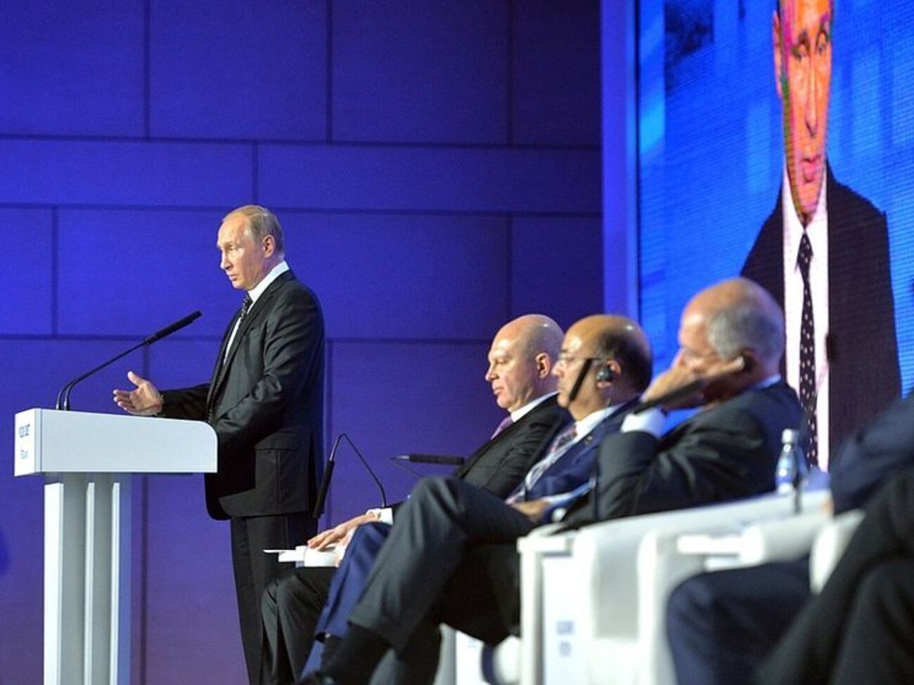 Путин: Нельзя в качестве разменной монеты во внутриполитической борьбе использовать Россию