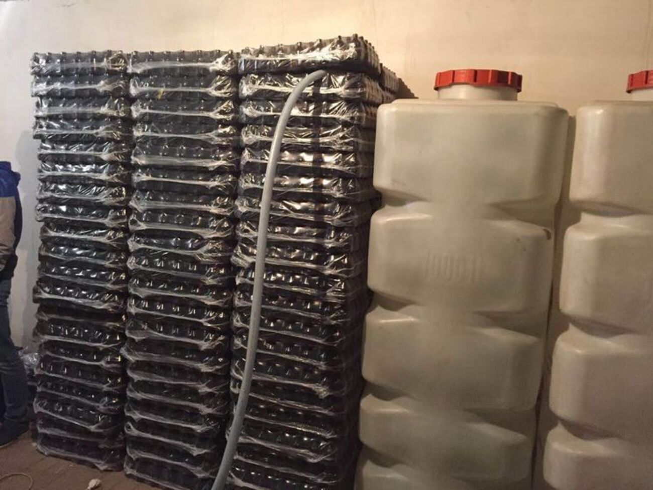 Во время обыска изъяли около 2 тонн "водно-спиртовой смеси"