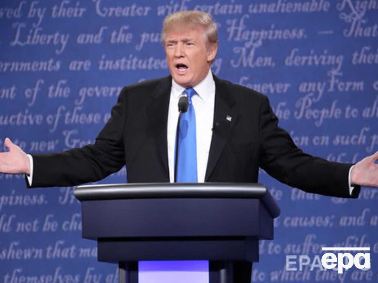 В соцсети главы штаба Хиллари Клинтон опубликовали призыв голосовать за Дональда Трампа