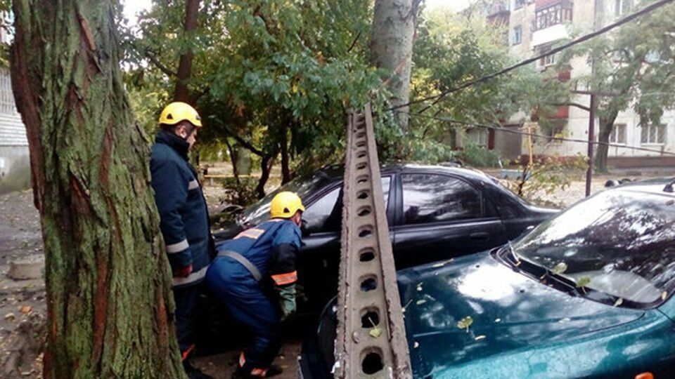 Спасатели ликвидируют последствия непогоды