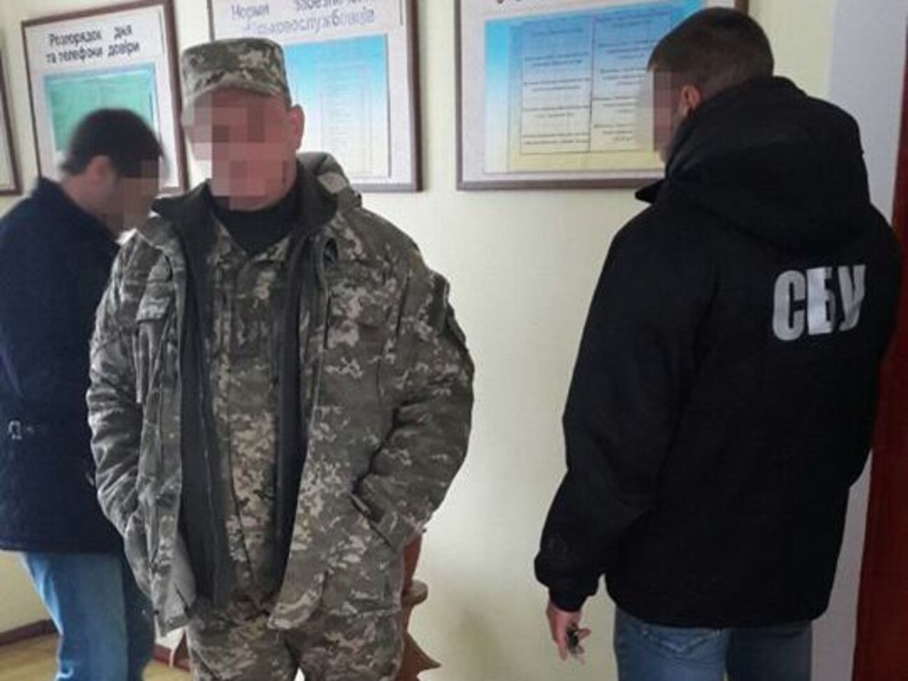 Вымогатели требовали от мужчины, который захотел служить в Вооруженных Силах по контракту, 26 тыс. грн