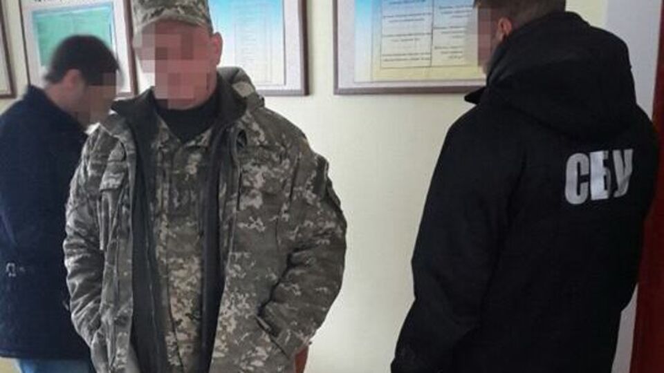 Вымогатели требовали от мужчины, который захотел служить в Вооруженных Силах по контракту, 26 тыс. грн