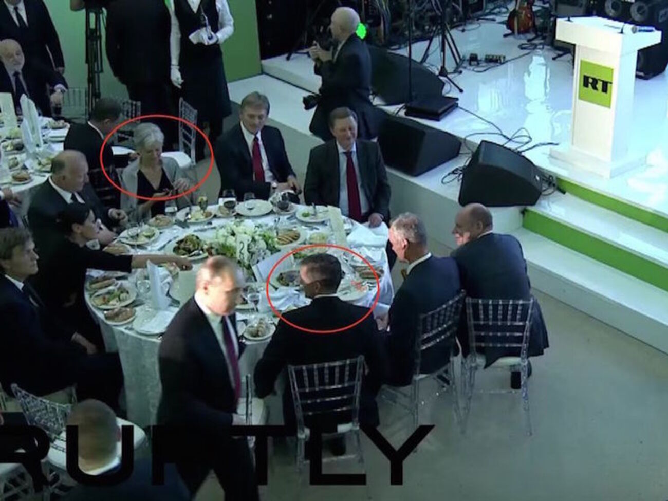 На фото обведены генерал Майкл Флинн (сидел возле Путина) и&nbsp;кандидат от Партии зеленых в президенты США &mdash; Джилл Стейн (сидит возле Пескова)