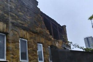 Внешняя стена здания упала на расположенный рядом одноэтажный дом
