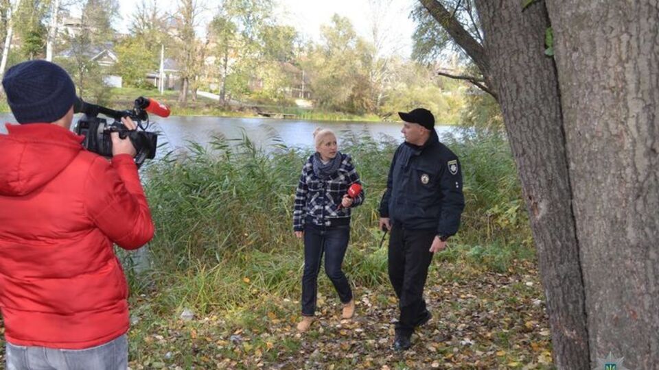 Патрульному полицейскому пришлось вытаскивать из реки тонущего беглеца