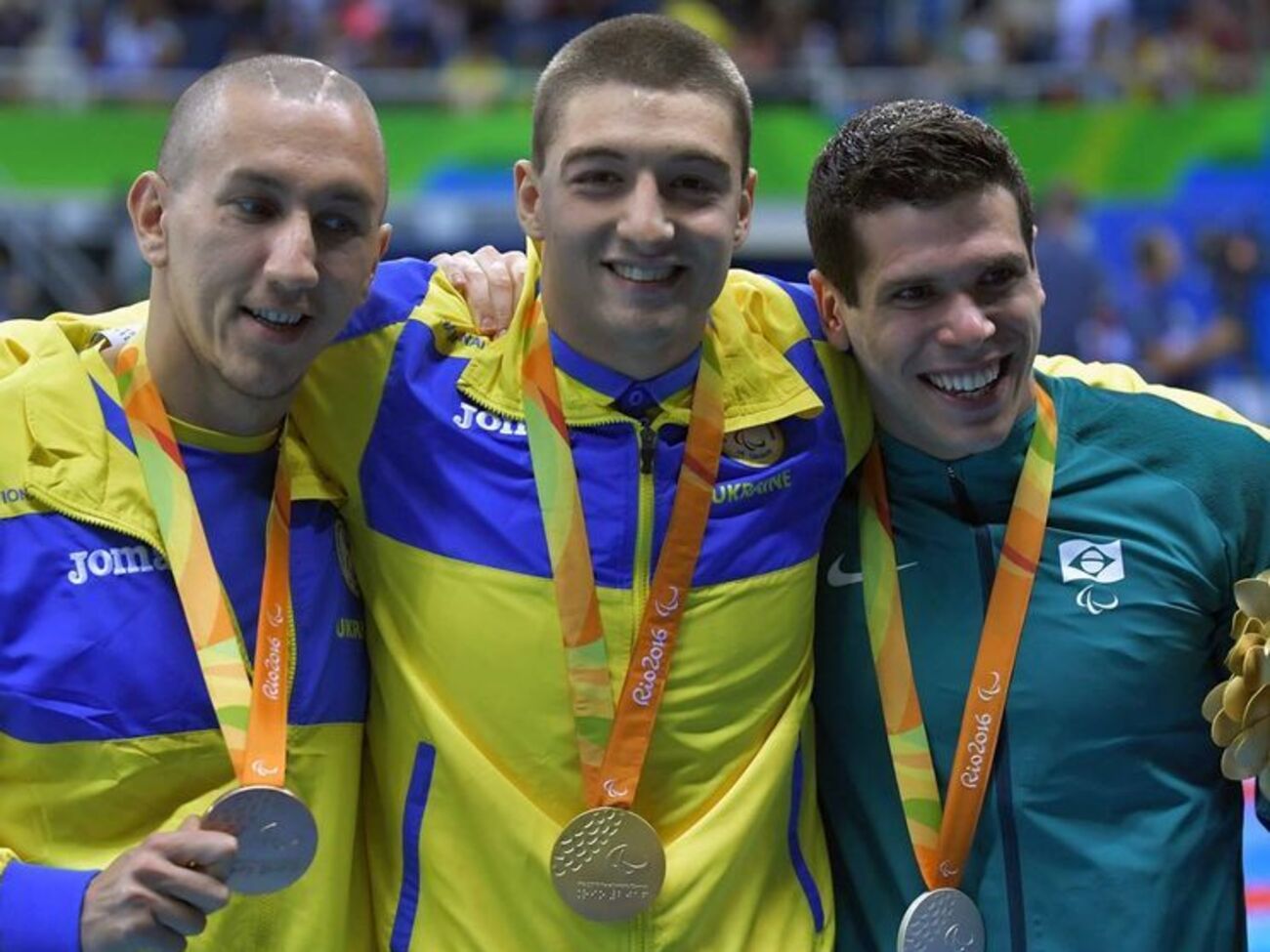 Крипак (по центру) на церемонии награждения в Рио-де-Жанейро