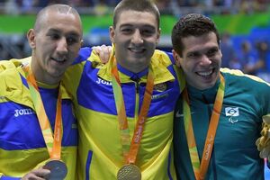 Крипак (по центру) на церемонии награждения в Рио-де-Жанейро