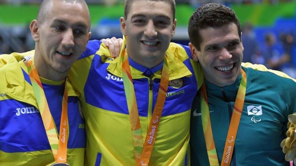 Крипак (по центру) на церемонии награждения в Рио-де-Жанейро