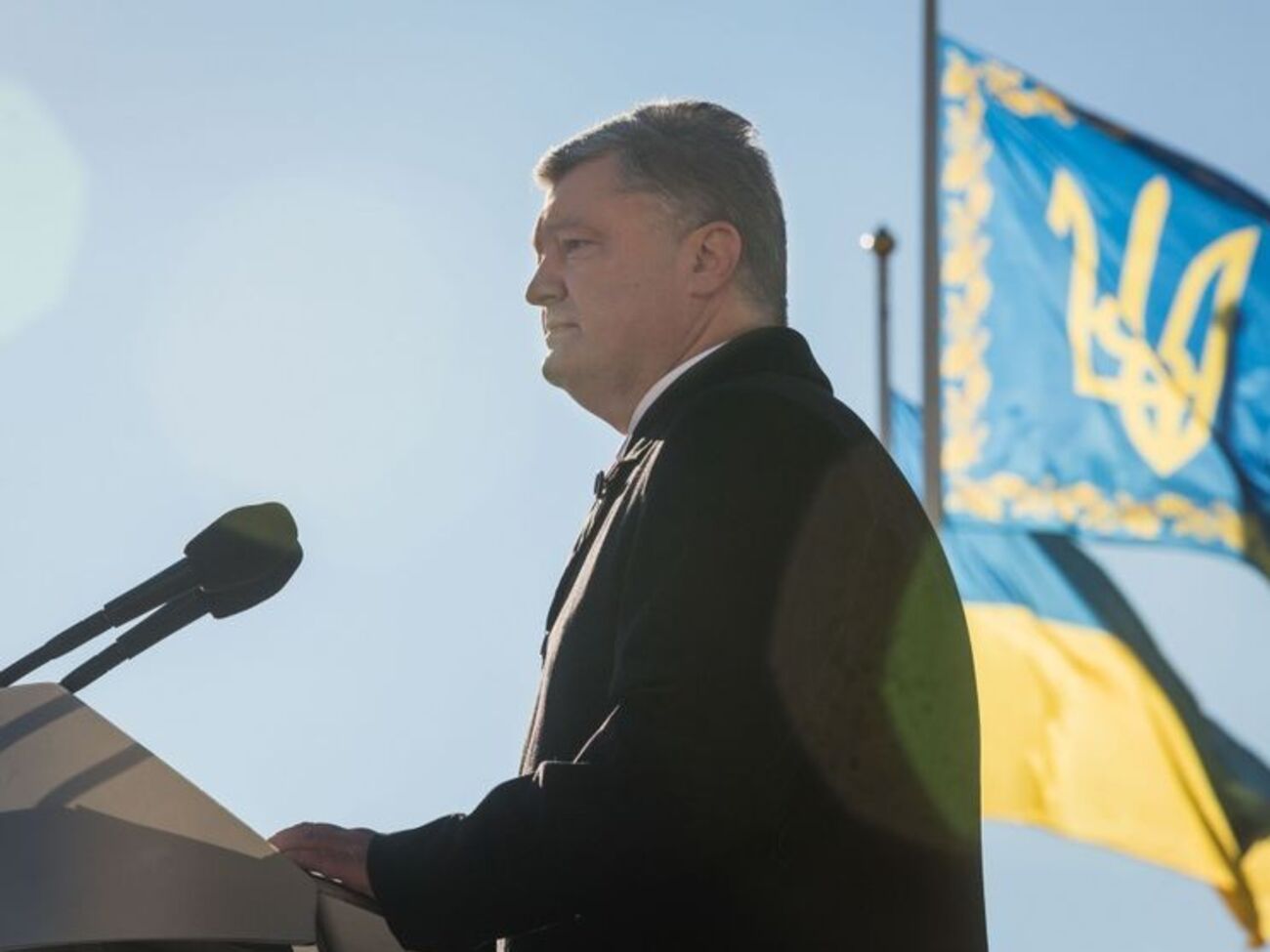 Порошенко поздравил украинских женщин-военнослужащих с Днем защитника Украины